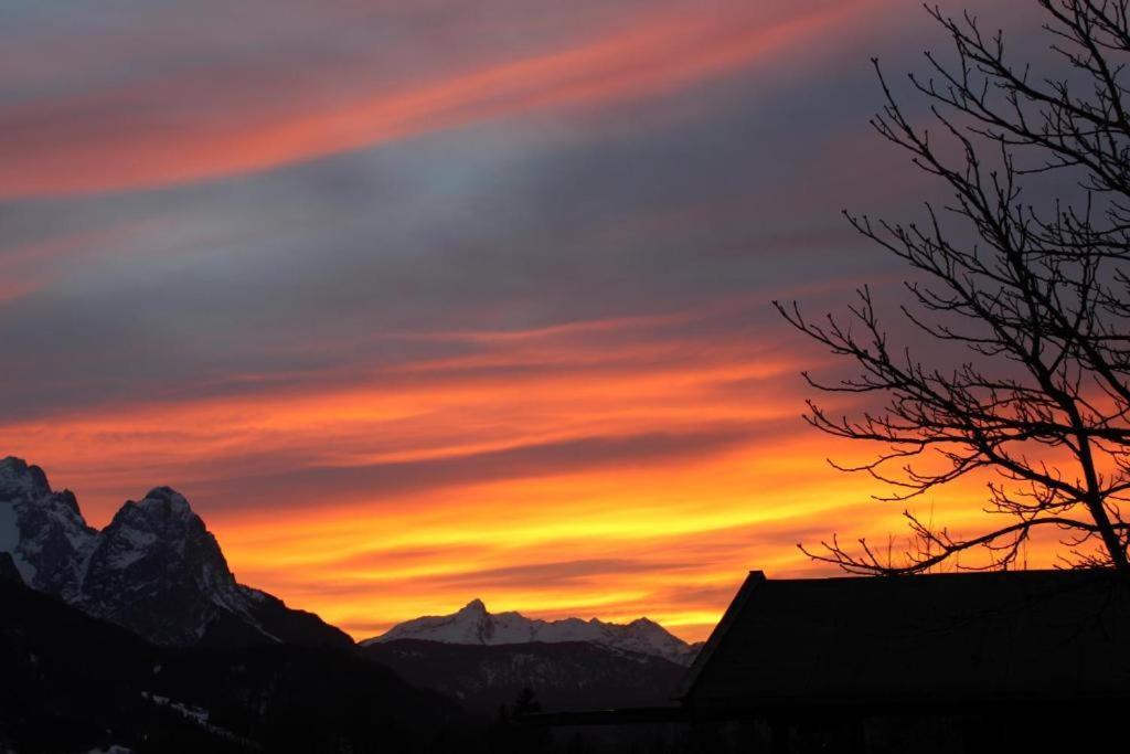 Pfeiffer Alm Am Sonnenhang Mit Blick Auf Die Zugspitze Garmisch-Partenkirchen Exteriör bild