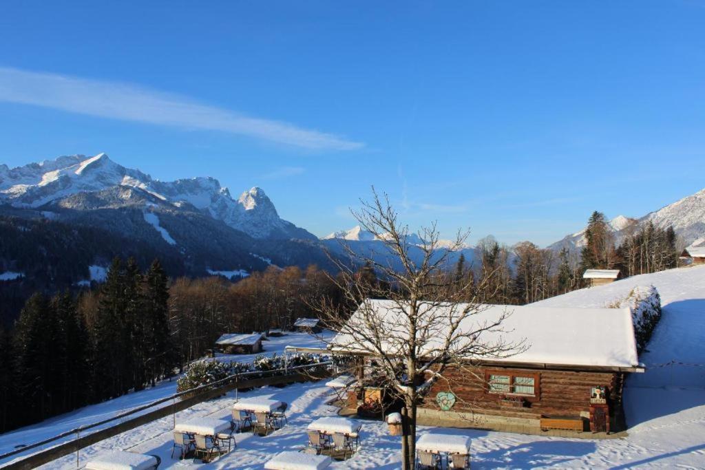 Pfeiffer Alm Am Sonnenhang Mit Blick Auf Die Zugspitze Garmisch-Partenkirchen Exteriör bild